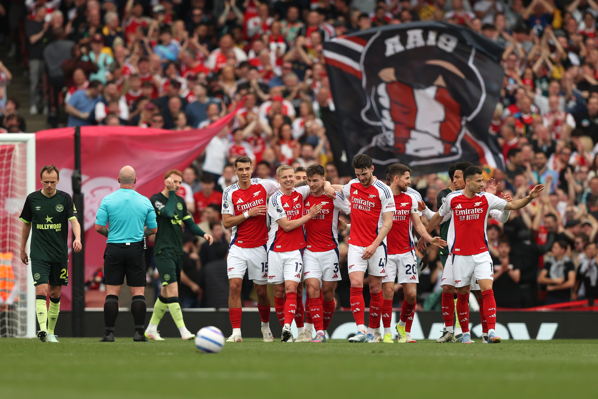 湖人浓眉哥篮下统治锁定胜利（浓眉内线碾压助湖人锁定胜局）