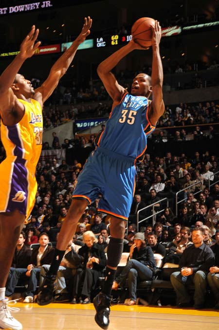 艾顿是自拜纳姆以来首位命中率超90%得到20+10的湖人球员（艾顿创纪录，成为继拜纳姆之后湖人首位命中率超90%拿下20+10的球员）