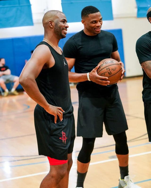 执法有温度，马宁在点球大战结束后，安慰南通队失点队员（温情执法：点球大战后，马宁安慰南通失点球员）