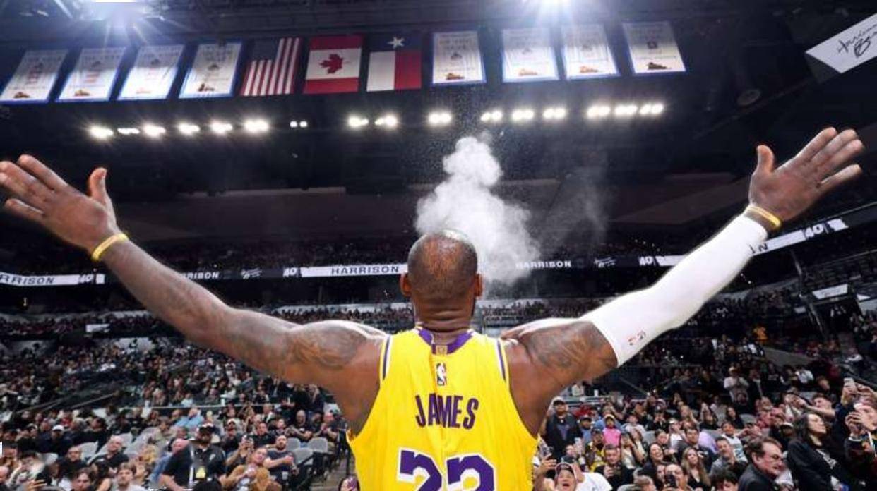 凯恩：2025最难忘时刻？ 当然是赢得德甲 生涯首冠的感觉棒极了（凯恩：2025年最难忘？捧起德甲，生涯首冠的感觉无与伦比）