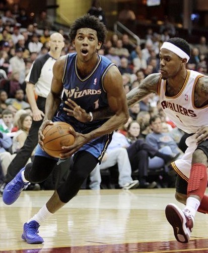 库里遭名宿批评：你应该站出来阻止追梦科尔吵架 而不是坐在旁边看戏（名宿批库里：别坐观成戏，该挺身制止追梦与科尔的争吵）