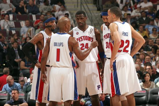 足坛狂欢一夜！欧冠7冠王3-2大逆转登顶意甲，红魔4-1大胜中资球队升第6（欧陆足坛沸腾！欧冠七冠豪门3-2逆转登顶意甲，红魔4-1痛击中资球队跃居第六）