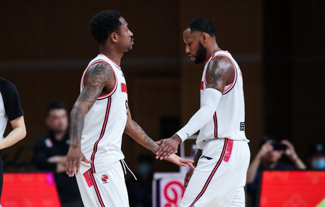 仍在摸索使用文班的最佳方式——米奇会密切把控他的出场时间（文班最佳使用方案尚在探索，米奇将严控他的出场时长）