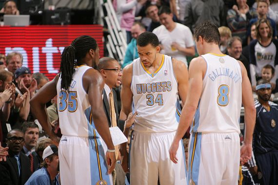 理性追星，新鹏城vs成都赛后有球迷跳下看台与韦世豪合影（理性追星！新鹏城战成都后有球迷翻越看台与韦世豪合影）