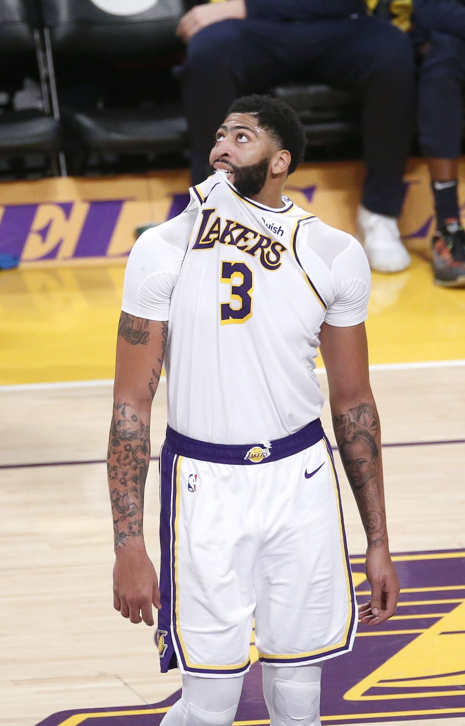 花絮！约基奇调侃签名鞋代差，戈登第六代战靴赠球迷（场边趣事：约基奇笑谈签名鞋“代差”，戈登赠送第六代战靴给球迷）