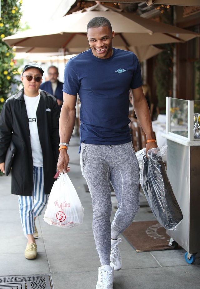 曼城对阵水晶宫，争夺英超争四及争冠席位，双方势均力敌，比赛充满看点。（曼城VS水晶宫：英超争冠／争四焦点对决，双方旗鼓相当，看点十足）