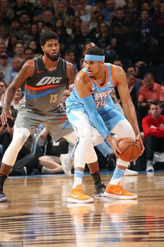 不给冠军面子？为王博颁戒指掉地上，楼明更衣室领奖，球迷：太教条了（冠军礼仪翻车？王博颁戒指意外落地，楼明转赴更衣室领奖，球迷吐槽太教条）