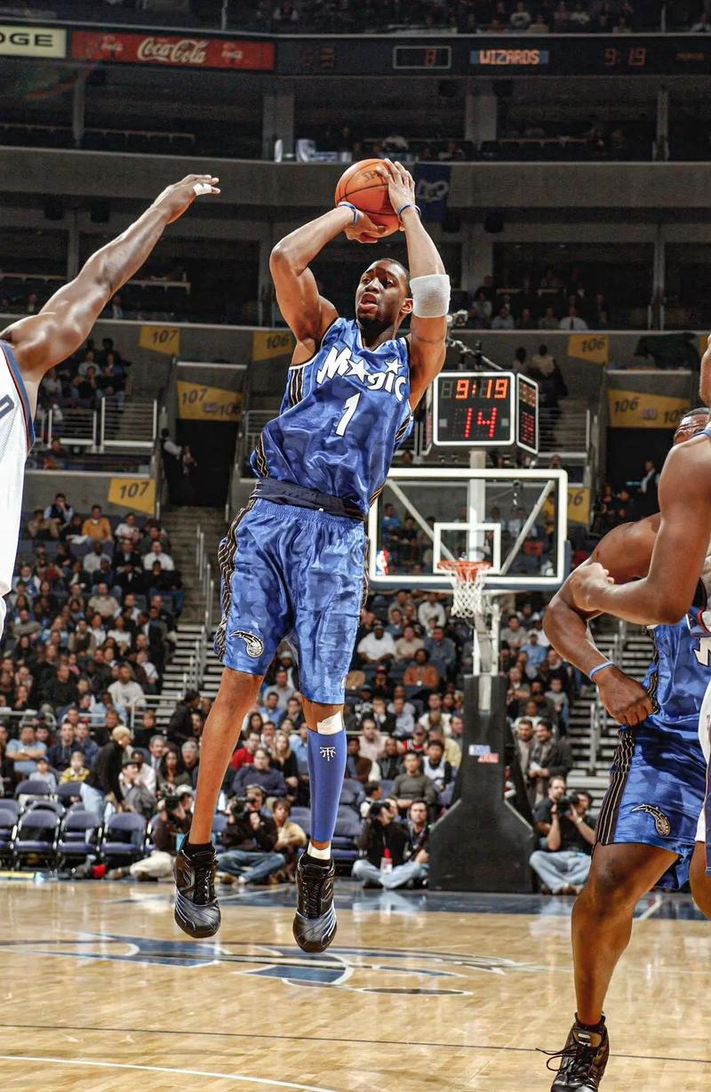 广东男篮在CBA杯赛中以94-80击败广州男篮，奎恩全场高效表现，贡献29分6篮板7助攻5抢断，助力球队取得首胜。（奎恩高效砍29+6+7+5，广东94-80击退广州，迎来CBA杯首胜）