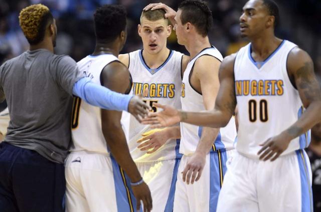 女足英联杯中发生暴力冲突，一名球员抓住对手脖子将其摔倒（女足英联杯爆发肢体冲突：一名球员抓住对手颈部将其摔倒）