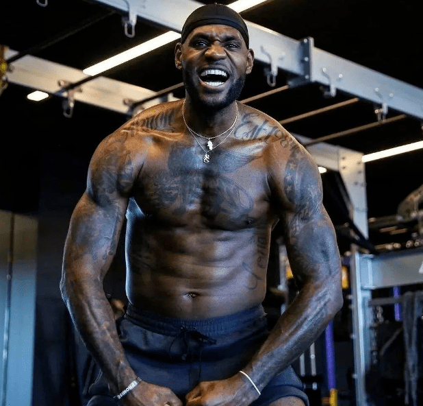 巴萨球员幸福满满，拉菲尼亚、3C、莱万与家人温馨相聚（巴萨众将其乐融融：拉菲尼亚、3C、莱万携家人温馨团聚）