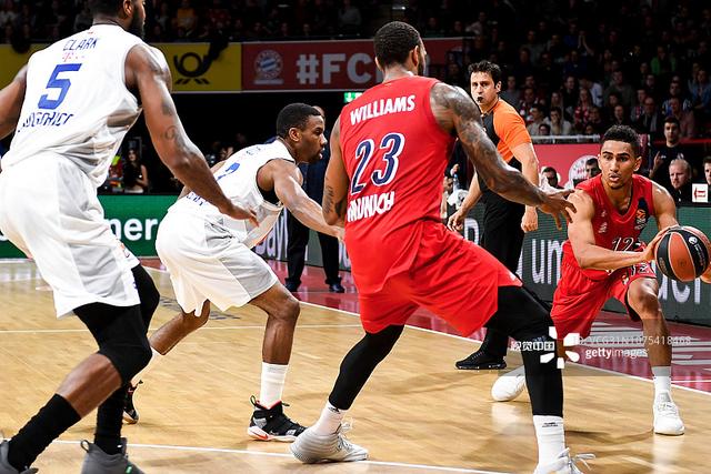 这也吹？弗拉格上篮遭TJD排球大帽裁判却吹犯规 场边科尔人傻了（争议判罚！弗拉格上篮被TJD排球式大帽却吹犯规，科尔场边目瞪口呆）