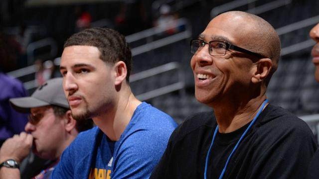 状态欠佳！小肯扬·马丁CBA首秀半场4中1揽下4分3篮板（手感低迷！小肯扬·马丁CBA首秀半场4投1中仅得4分3篮板）